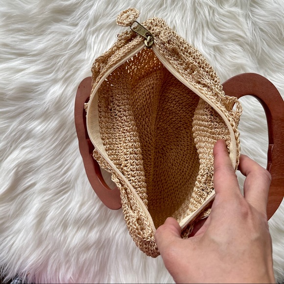 - Knitted Hand Bag/wood handle - Picture 4 of 6